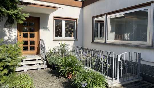 Bild von Günstige Gelegenheit: Flachdach Bungalow auf großzügigem Grundstück mit 3 Garagen