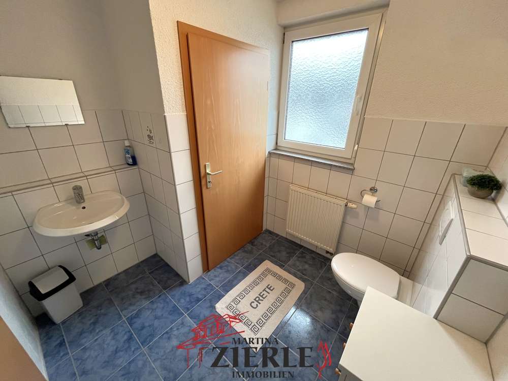 Immobilie in Gingen an der Fils - Raumwunder! Gepflegte Doppelhaushälfte mit großer Terrasse, Balkon, Keller, Hobbyraum u. Einbauküche - Bild 6