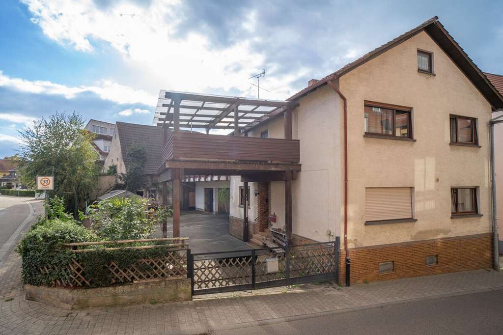 Immobilie in Nußloch - Zweifamilienhaus mit barrierefreiem Anbau, großem Innenhof, Scheune und 2 Balkonen - Bild 0