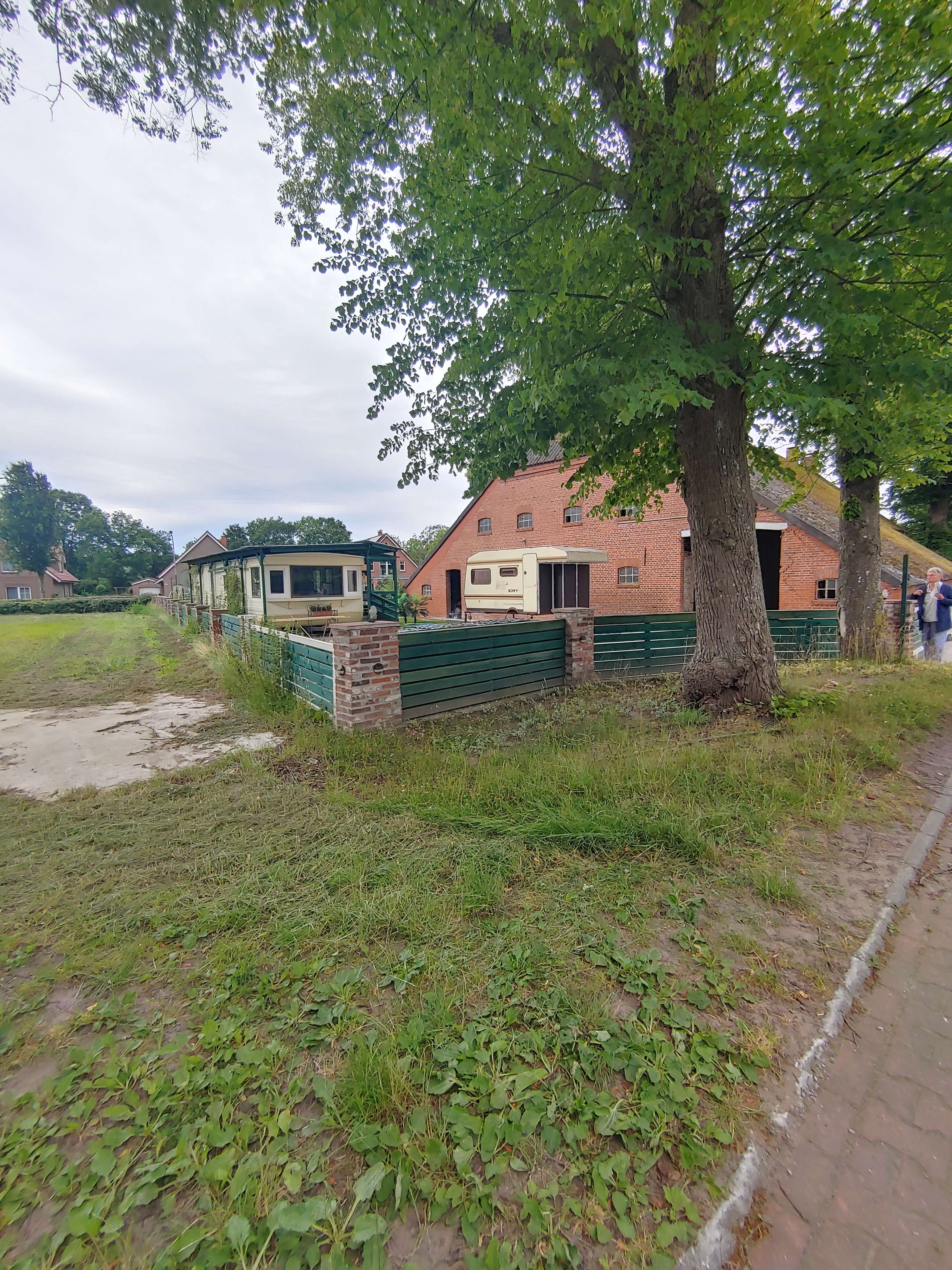 Gulfhaus in malerischer Stille mit altem Baumbestand in Holtland, Leer Kreis – Bild 2