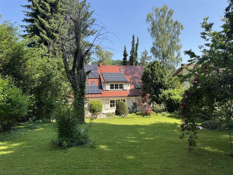 Blick vom Garten aufs Haus