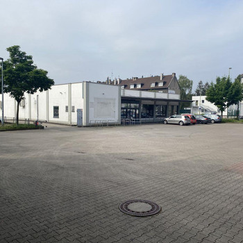 Modernisierte Verkaufshalle | zahlreiche Stellplätze | tolle Verkehrslage