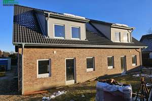 NEUBAU - DHH, KFW 40, 109 m², 5 Zimmer, Einbauküche, 2 Bäder, PV-Anlage, Carport – Die vollständige Adresse der Immobilie erhältst du vom Anbieter., 25885 Oster-Ohrstedt – Vorschaubild 1