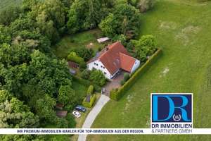 Umgeben von einem Biotop: Einfamilienhaus mit Einliegerwohnung in ruhiger und zentrale Lage – Die vollständige Adresse der Immobilie erhältst du vom Anbieter., 85051 Südwest, Ingolstadt – Vorschaubild 1