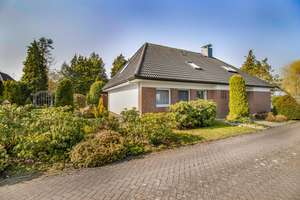 Bremen-Oberneuland; großzügiges Einfamilienhaus in ruhiger Wohnstraße mit Ausbaureserve – Die vollständige Adresse der Immobilie erhältst du vom Anbieter., 28355 Oberneuland, Bremen – Vorschaubild 2