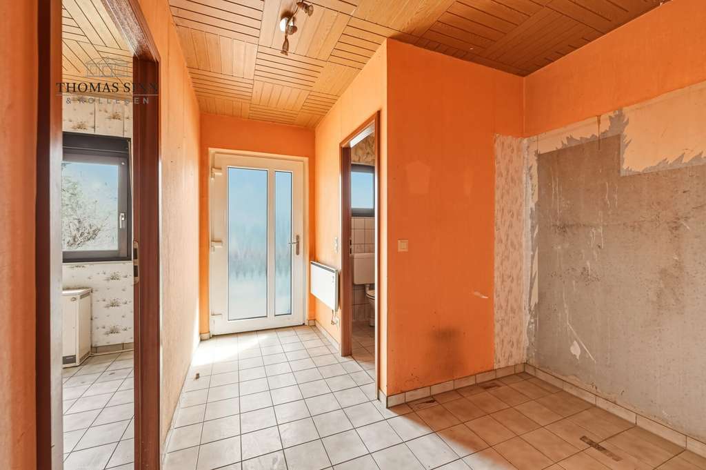 Immobilie in Pleidelsheim - Sanierungsbedürftige Doppelhaushälfte in guter ruhiger Wohngegend - Garten - Garage - Hobbyraum - Bild 2