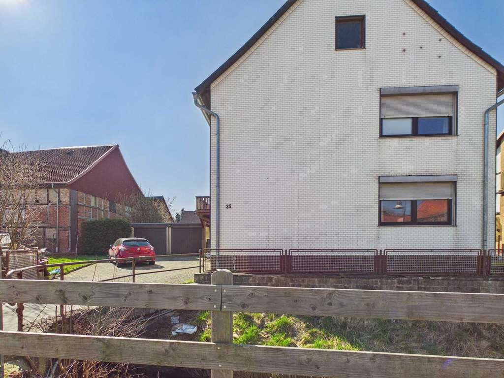 Immobilie in Lamspringe - Handwerkerobjekt mit drei Garagen und Balkon – mit Raum für neue Ideen - Bild 2