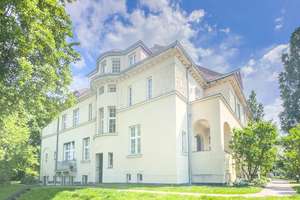 STILVOLLE 3 ZIMMER WOHNUNG MIT SONNENBALKON IN CHARMANTER GRÜNDERZEITVILLA AUF EINEM PARKGRUNDSTÜCK – Bahnhofstraße 25, 1259 Leuben (Stadtteil), Dresden – Vorschaubild 9