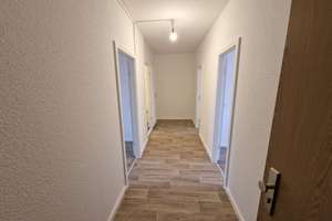 **FRISCH RENOVIERT**3-Zimmer-Wohnung // Balkon // Bad mit Wanne // 4.OG // ab 15.06.2026 – Andromedaweg 17, 4205 Grünau-Nord, Leipzig – Vorschaubild 3