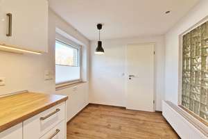 gepflegtes und modernisiertes Wohnhaus mit Garagen und einem schönem Grundstück – Die vollständige Adresse der Immobilie erhältst du vom Anbieter., 24534 Stadtmitte, Neumünster – Vorschaubild 11