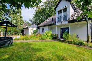 Großes Einfamilienhaus mit Garten & Doppelgarage