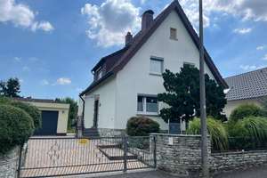BAD HOMBURG: Ihr Platz für Neues...Großes Grundstück mit Sanierungsobjekt wartet auf Ihre Ideen! – Die vollständige Adresse der Immobilie erhältst du vom Anbieter., 61352 Bad Homburg vor der Höhe – Vorschaubild 1