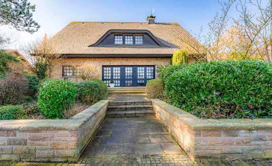 Landhausvilla mit Teich und freiem Blick ins Grüne