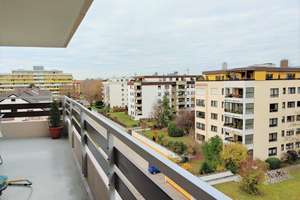 Helle, ruhige, renovierte 2-Zi.-Wohnung mit umlaufendem Balkon, Fernblick & Aufzug – Nähe Uni/Messe – Bergiusstraße 74, 86199 Göggingen-Nordost, Augsburg – Vorschaubild 2