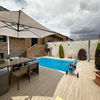 REIHENHAUS, 3 SCHLAFZIMMER, POOL, SOLARPANEELE