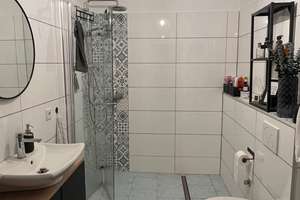 Helle, lichtdurchflutete, großzügig geschnittene 3-Zimmer-Wohnung mit Balkon in Düsseldorf – 40472 Rath, Düsseldorf – Vorschaubild 9