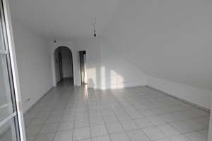 Attraktive, sanierte 2-Zimmer-Dachgeschosswohnung mit Balkon, Garage und Einbauküche – Seligenstädter Str. 21, 63322 Rödermark – Vorschaubild 2