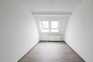 Sofort bezugsfrei: Frisch renovierte Dachgeschosswohnung (ohne Aufzug) im Altbau mit großem Balkon – Die vollständige Adresse der Immobilie erhältst du vom Anbieter., 13189 Pankow (Ortsteil), Berlin – Vorschaubild 4