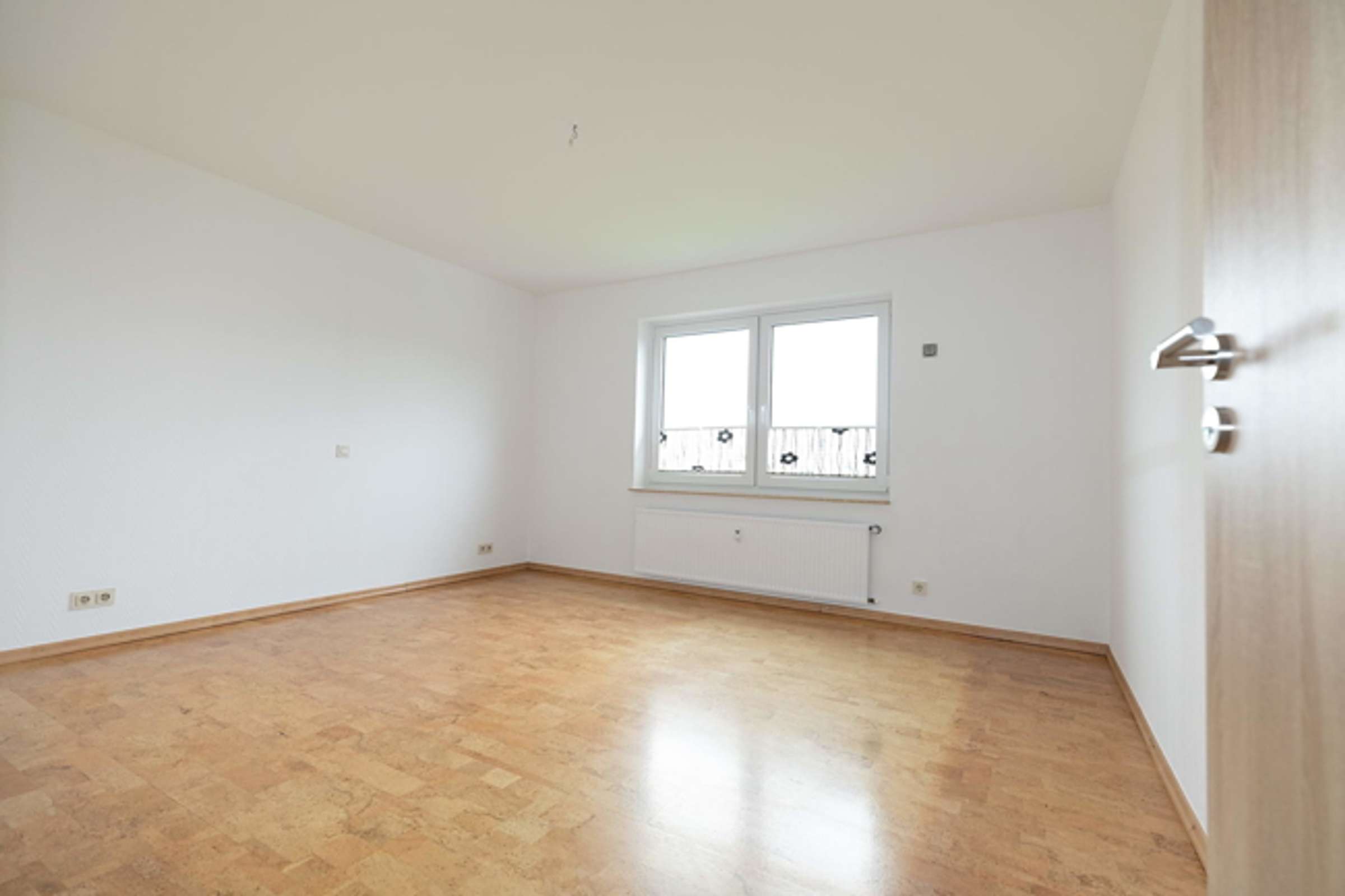 Attraktive 5-Zimmer-Wohnung mit herrlichem Ausblick und Wintergarten in naturnaher Ortsrandlage