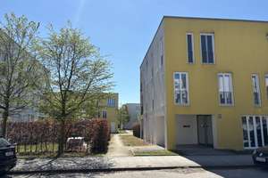 3-Zimmer-Wohnung mit Loggia und Aufzug in neuwertigem Zustand in München-Freimann