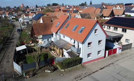 Großes und helles Zweifamilienhaus / Grundstück nach "WEG" geteilt