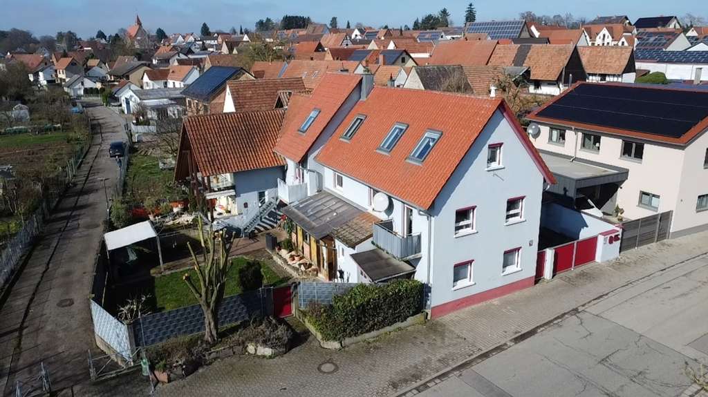 Immobilie in Insheim - Großes und helles Zweifamilienhaus / Grundstück nach "WEG" geteilt - Bild 0