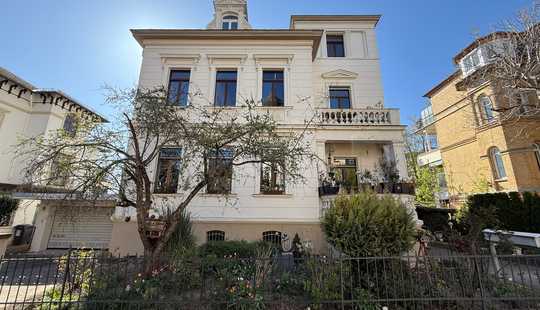 Bild von ** Petrich Real Estate ** Historische Villa mit Garten und Großraumgarage in Bestlage von Wiesbaden