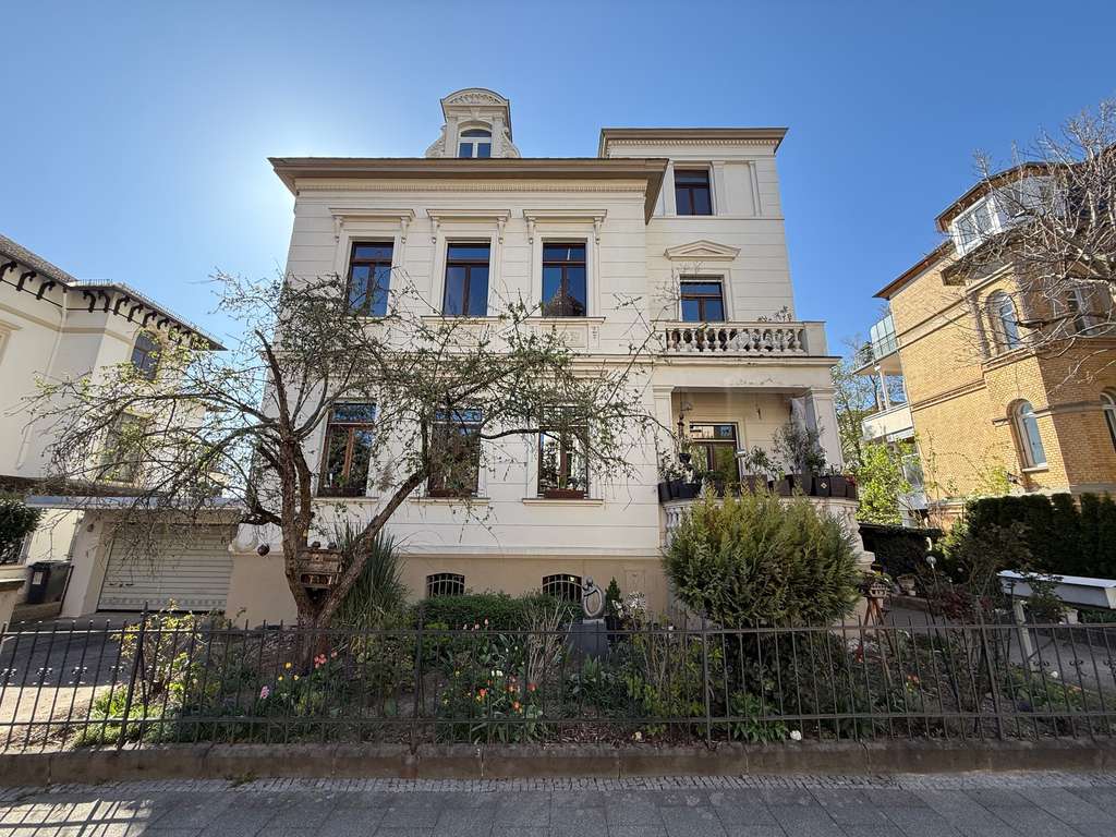 ** Petrich Real Estate ** Historische Villa mit Garten und Großraumgarage in Bestlage von Wiesbaden