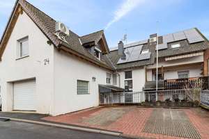 Wohnen + Vermieten kombinieren: Großzügiges Haus mit PV & 2 vermieteten Einheiten – Die vollständige Adresse der Immobilie erhältst du vom Anbieter., 63654 Büdingen – Vorschaubild 1