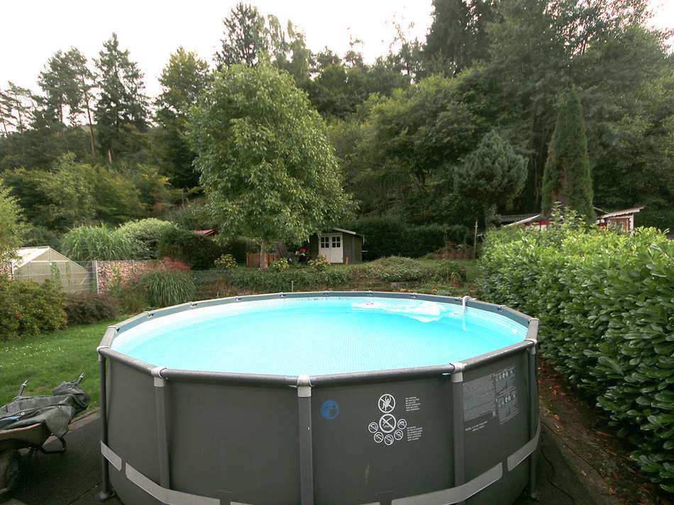 Pool und Gartenhaus