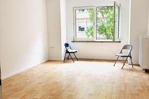 Little Tokyo hübsche 2,5 Zimmer Wohnung mit Loggia zum grünen Innenhof & Badewanne wartet auf Sie