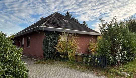 Bild von Walmdachbungalow mit Einliegerwohnung in Apen-Roggenmoor - attraktiv vermietete Kapitalanlage
