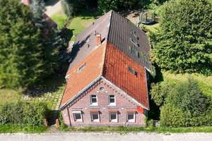 Teilvermietetes Zweifamilienhaus mit Nebengebäude sowie Wald- und Seegrundstück – Die vollständige Adresse der Immobilie erhältst du vom Anbieter., 26629 Großefehn – Vorschaubild 1