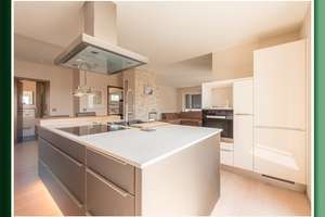 Echtes Penthouse - ultragepflegt, mit Kamin, freistehenden Küchenblock und Westterrasse