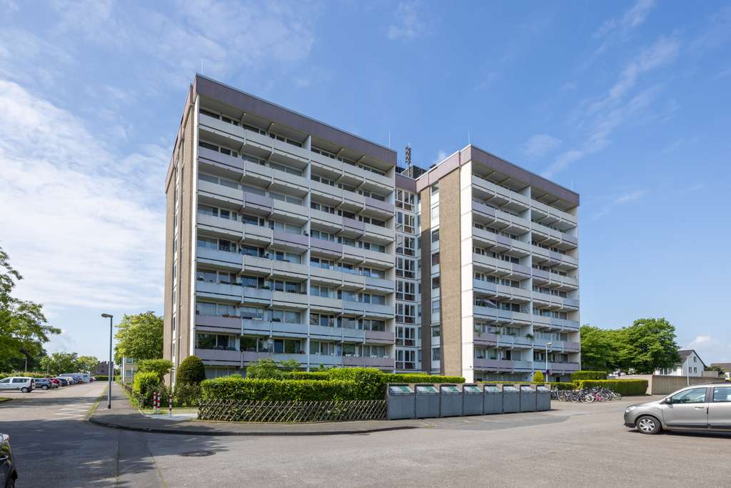 Immobilie in Dormagen - Renovierungsbedürftige 3-Zimmer-Wohnung mit Balkon, Aufzug sowie attraktivem Entwicklungspotenzial - Bild 0