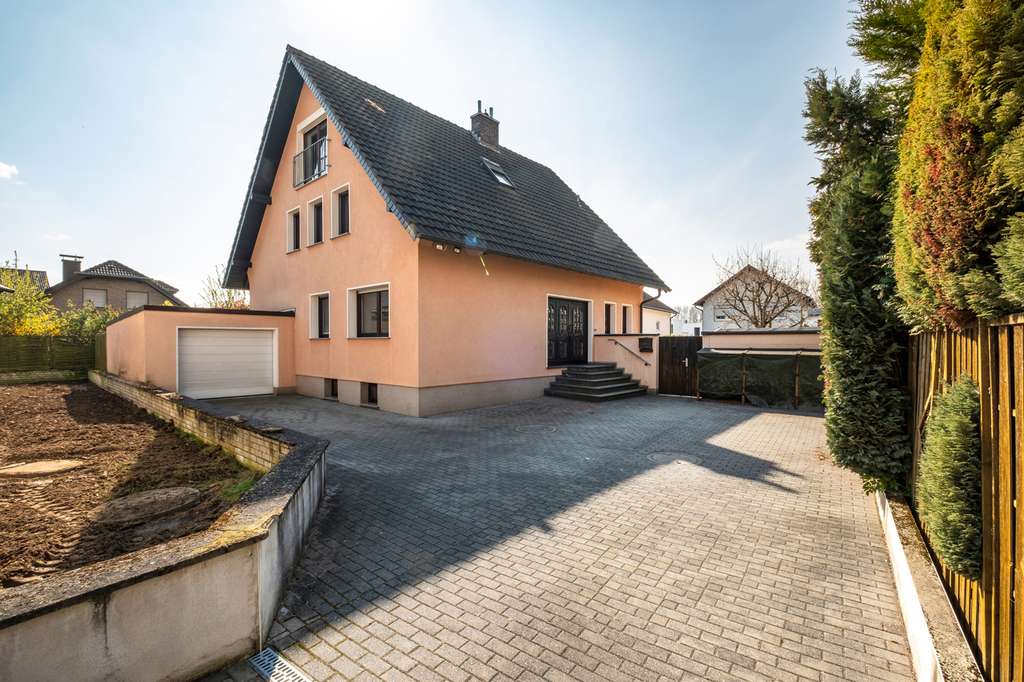 Immobilie in Niederkassel - Wohnen mit Freiraum – charmantes freistehendes Haus mit großem Garten und Pool - Bild 1