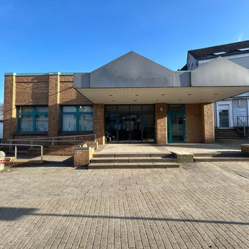 Attraktive Gewerbefläche mit hoher Sichtbarkeit | Stellplätze im Hof