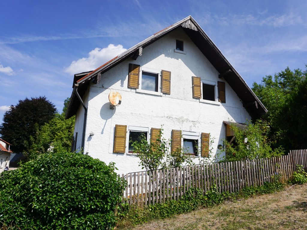 Kleines Grundstück mit Aussicht auf mehr! Baufälliges Haus mit