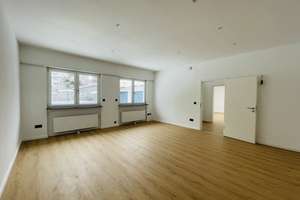 Moderne Erdgeschosswohnung mit eigenem Eingang, Einbauküche und Ankleidezimmer