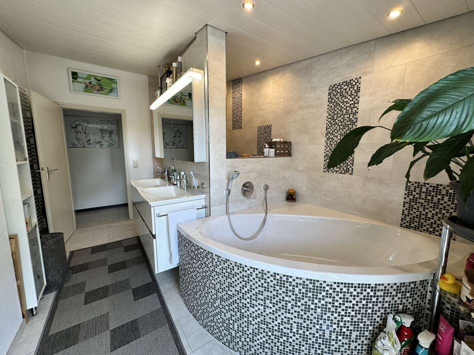 Badezimmer mit Partnerbadewann