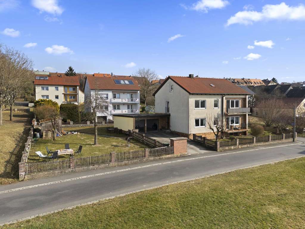 Immobilie in Kemnath - Zweifamilienhaus mit großem Garten und Ausbaureserve - Bild 2