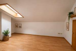 Hollenders Immobilien: Bezugsfreie Dachgeschosswohnung mit Dachterrasse, Schlafempore und Stellplatz – 50968 Raderthal, Köln – Vorschaubild 11