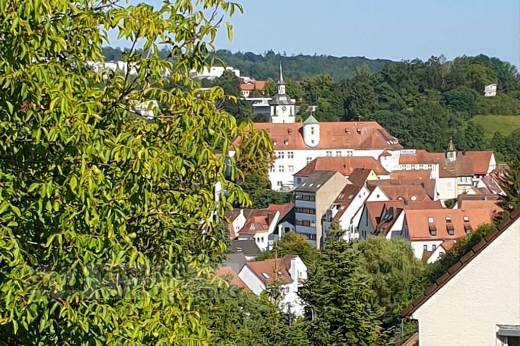 Immobilie in Waldenbuch - Familienglück im Doppelpack - Autarkes Zweifamilienhaus mit Gartenplus - Bild 2