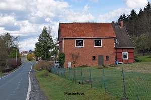 Einfamilienhaus nebst Doppelcarport, Stall und Schuppen