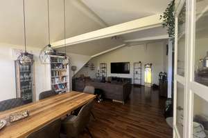 Aufzug! Lichtdurchflutete Dachgeschosswohnung mit Balkon und Fußbodenheizung; zentral jedoch ruhig