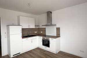Charmante 2-Zimmer-Wohnung mit sonniger Dachterrasse und Stellplatz – Die vollständige Adresse der Immobilie erhältst du vom Anbieter., 26133 Osternburg, Oldenburg (Oldenburg) – Vorschaubild 2