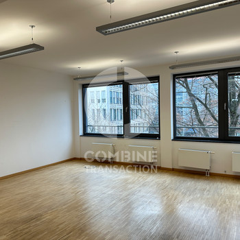 Büro mit Natursteinfassade und flexibler Raumgestaltung combine Transaction.