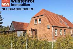 VIEL PLATZ FÜR MENSCH UND TIER: HAUSHÄLFTE MIT EINBAUKÜCHE UND PFERDEHOF + KOPPEL + NEBENGEBÄUDE – Müritz (Kreis) – Vorschaubild 1