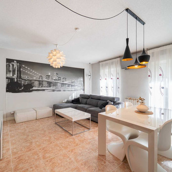 CAPITAL HOME VERKAUFT EXKLUSIV FANTASTISCHES DUPLEX IN EL ÁLAMO