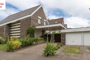 RE-Nord! Freistehendes und großzügiges Architekten-Einfamilienhaus mit zwei Garagen auf schönem E